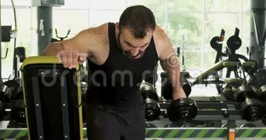 年轻强壮的男子进行倾斜哑铃按压，健身房锻炼，<strong>剧烈运动</strong>，举重，健美